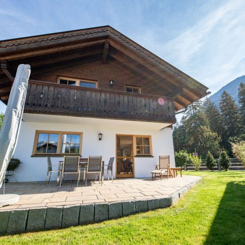 Ferienhaus und Terrasse in Ferienwohnung in Garmisch-Partenkirchen