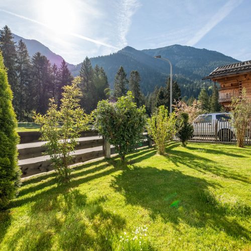 Blick auf den Garten und die Berge von Ferienwohnung in Garmisch-Partenkirchen