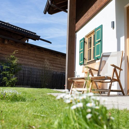 Liegestuhl im Garten von Ferienwohnung in Garmisch-Patenkirchen