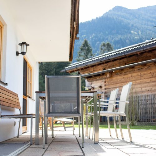 Terrassenstühle und Tisch vor Ferienwohnung in Garmisch-Patenkirchen
