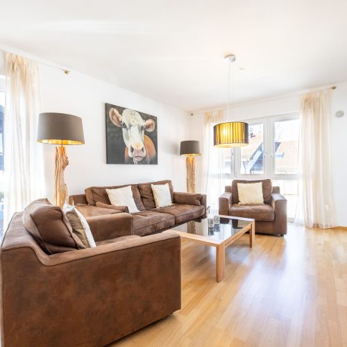 Wohnbereich mit hellbraunem Holzboden in Ferienwohnung in Garmisch-Patenkirchen