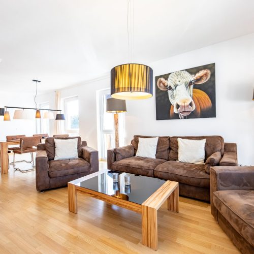 Wohnbereich und Essbereich im rustikalem Design in Ferienwohnung in Garmisch-Patenkirchen