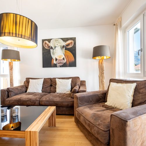 Zwei Sessel und Sofa um Wohnzimmertisch in Ferienwohnung in Garmisch-Patenkirchen