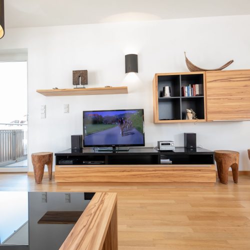 Blick auf den Fernseher und Musikanlage in Ferienwohnung in Garmisch-Patenkirchen