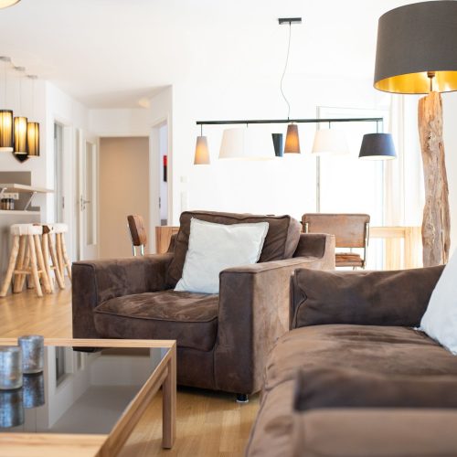 Brauner Sessel und braunes Sofa in Ferienwohnung in Garmisch-Patenkirchen