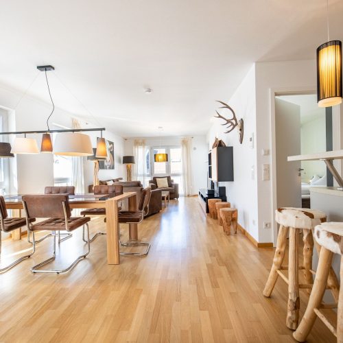 Weiter Blick in den Wohnbereich in Ferienwohnung in Garmisch-Patenkirchen