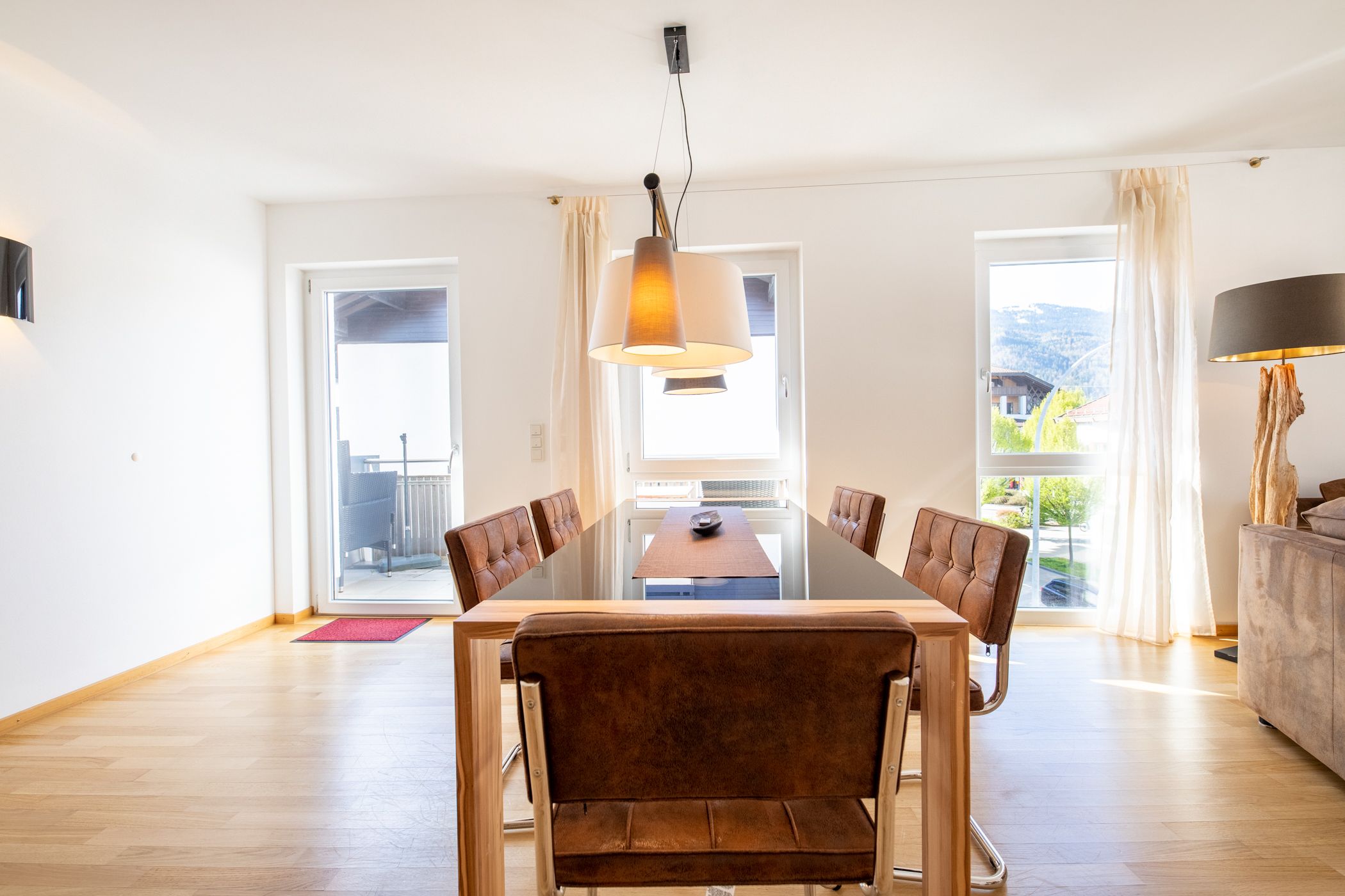 Esstisch von der Seite in Ferienwohnung in Garmisch-Patenkirchen