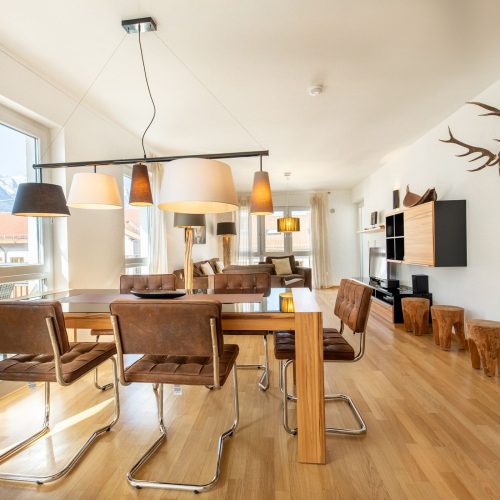 Moderne Einrichtung in Holz- und Lederoptik in Ferienwohnung in Garmisch-Patenkirchen