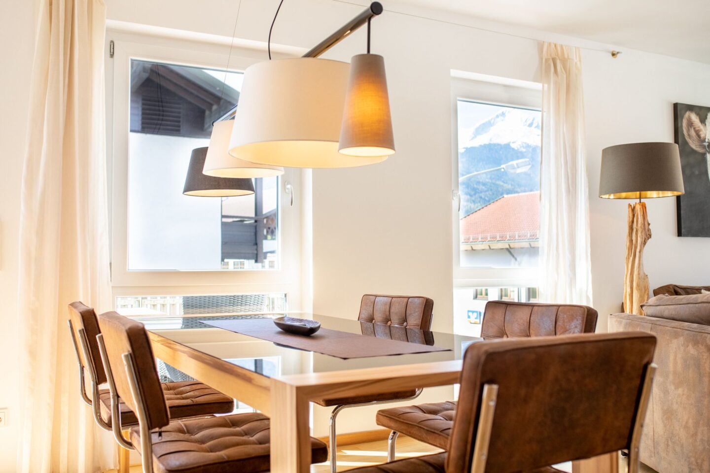 Braune Lederstühle in Ferienwohnung in Garmisch-Patenkirchen