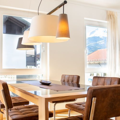 Braune Lederstühle in Ferienwohnung in Garmisch-Patenkirchen