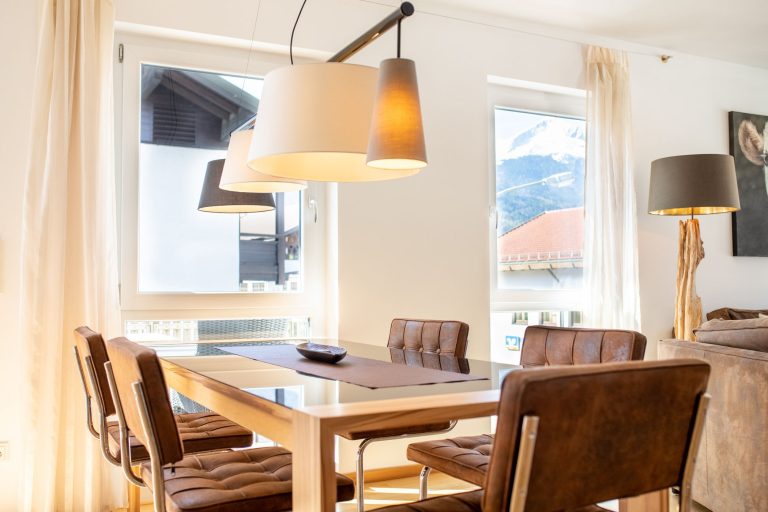 Braune Lederstühle in Ferienwohnung in Garmisch-Patenkirchen