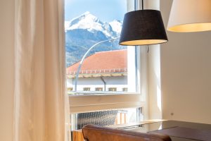 Lampe vor Fenster mit Blick auf die Berge in Ferienwohnung in Garmisch-Patenkirchen