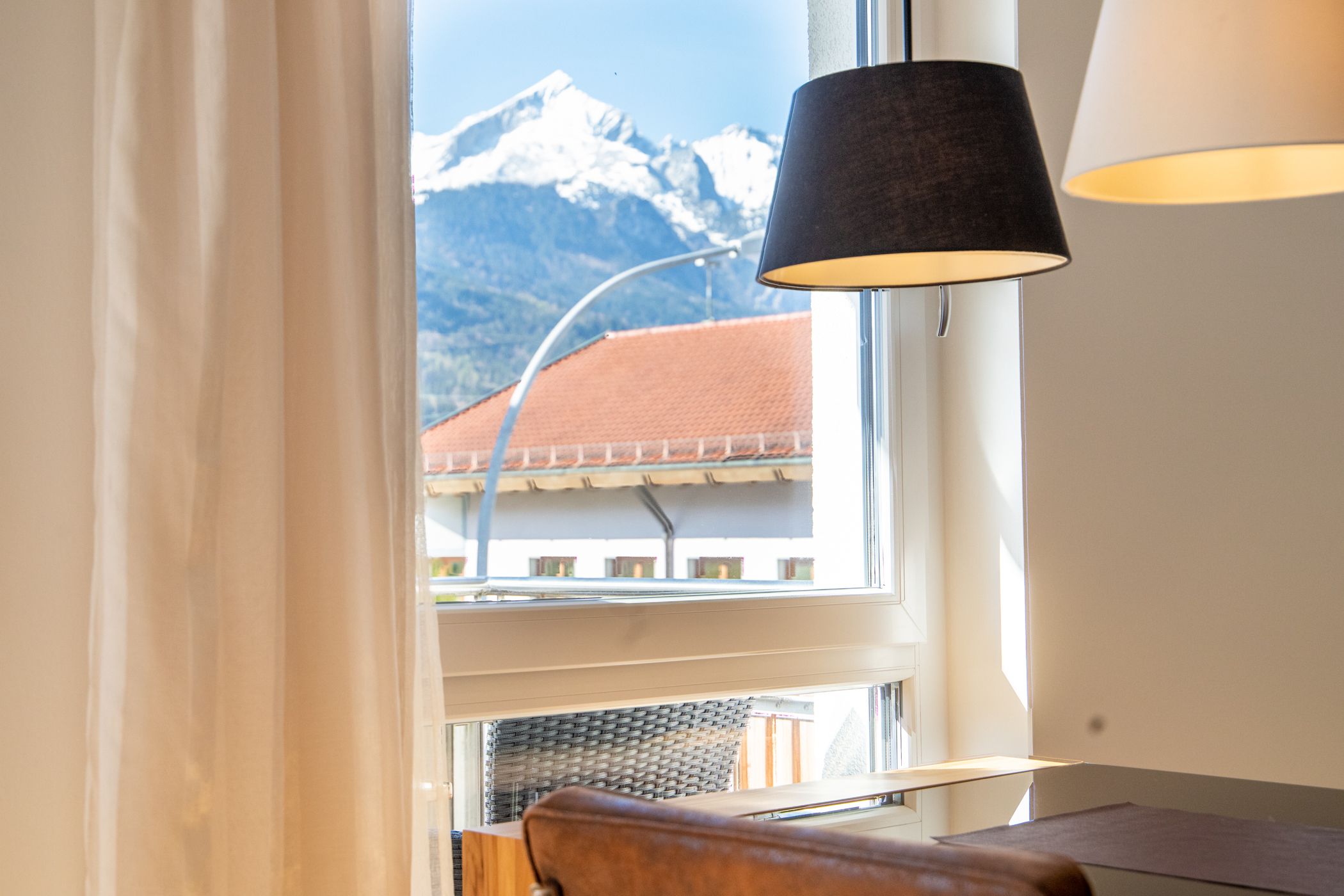Lampe vor Fenster mit Blick auf die Berge in Ferienwohnung in Garmisch-Patenkirchen