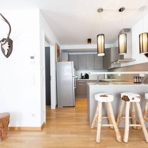 Barhocker an Küche in Ferienwohnung in Garmisch-Patenkirchen