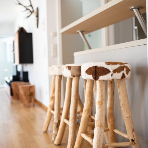 Barhocker mit Kuhmuster in Ferienwohnung in Garmisch-Patenkirchen