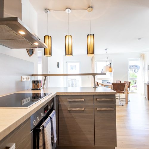 Küche mit Herd und Dunstabzug in Ferienwohnung in Garmisch-Patenkirchen