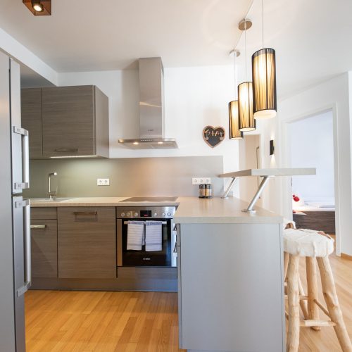 Küche mit Barhockern in Ferienwohnung in Garmisch-Patenkirchen