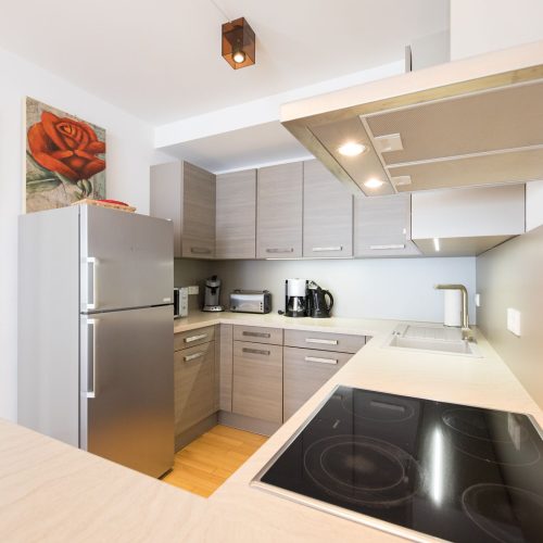 Küche mit Kaffeemaschine, Toaster, Mikrowelle und Co. in Ferienwohnung in Garmisch-Patenkirchen