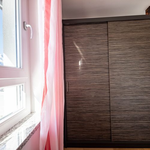 Holzschrank in dunkelbraun in Ferienwohnung in Garmisch-Patenkirchen