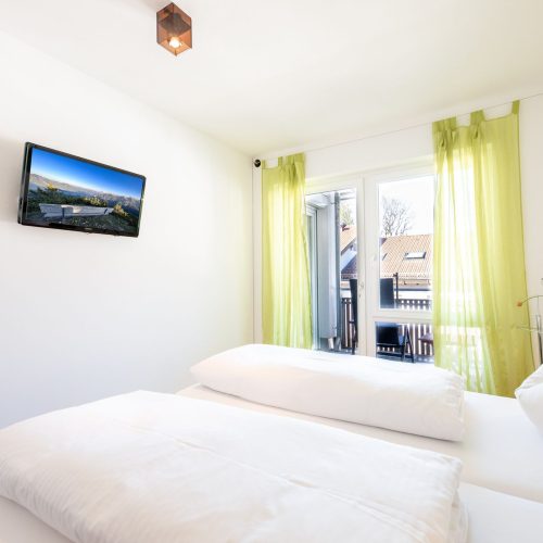 Gemütliches Bett im Holzrahmen in Ferienwohnung in Garmisch-Patenkirchen