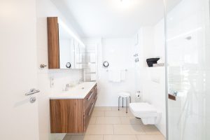 Spiegelschrank über Doppelwaschbecken in Ferienwohnung in Garmisch-Patenkirchen