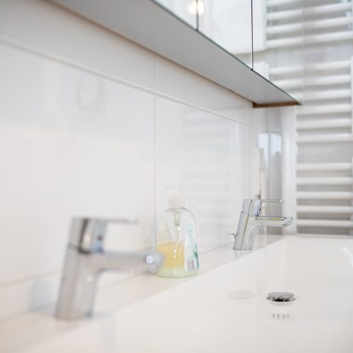 Wasserhähne an Waschbecken in Ferienwohnung in Garmisch-Patenkirchen