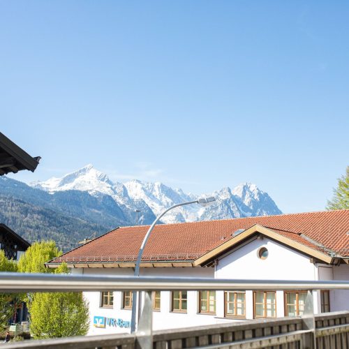 Blick von Ferienwohnung in Garmisch-Patenkirchen bis zu den Bergen