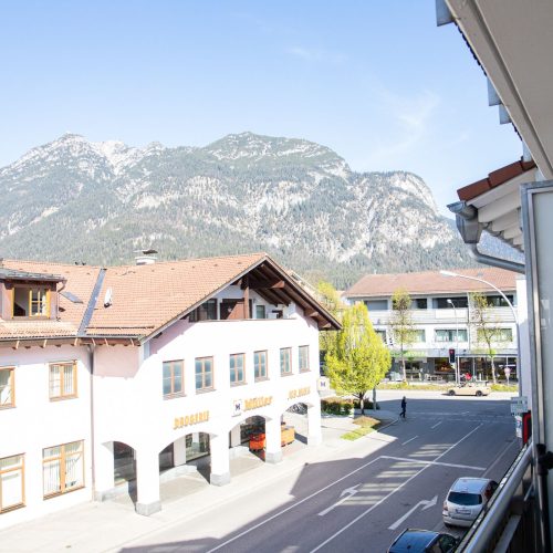 Blick auf die Berge hinter Straßen und Häuser in Ferienwohnung in Garmisch-Patenkirchen