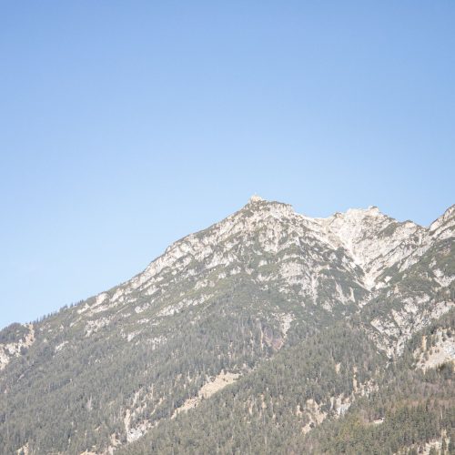 Blick auf die Zugspitze von unten von Ferienwohnung in Garmisch-Patenkirchen