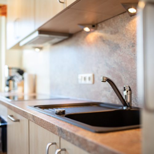 Wasserhahn auf Küchenzeile in Ferienwohnung in Garmisch-Patenkirchen