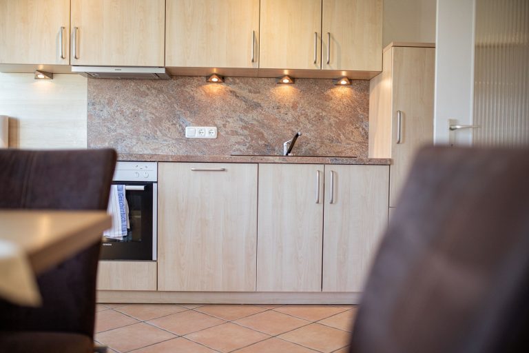 Küchenzeile mit Wandfliesen und Holzschränken