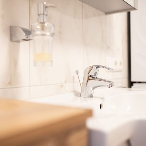 Waschbecken mit kleinem Wasserhahn in Ferienwohnung in Garmisch-Patenkirchen