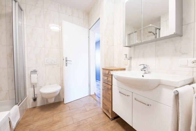 Helles Badezimmer mit Waschbecken und