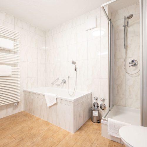 Weißes Badezimmer in Ferienwohnung in Garmisch-Partenkirchen