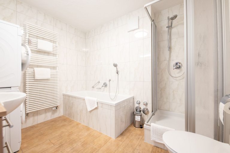 Weißes Badezimmer in Ferienwohnung in Garmisch-Partenkirchen