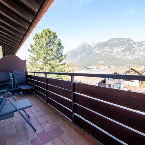 Balkon mit Holzzaun in Ferienwohnung in Garmisch-Partenkirchen