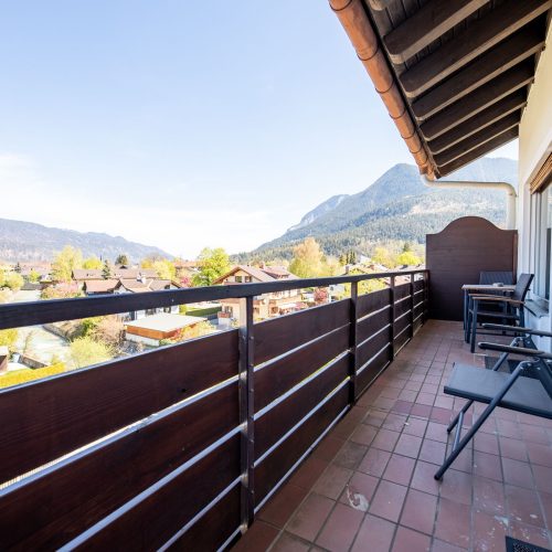 Balkon mit Stühlen und Tisch in Ferienwohnung in Garmisch-Partenkirchen