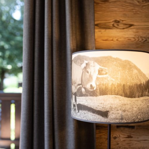 Lampe mit einer Kuh in Ferienwohnung in Garmisch-Partenkirchen