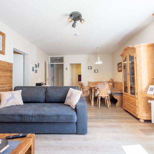 Wohnzimmer mit einer Vitrine in Ferienwohnung in Garmisch-Partenkirchen