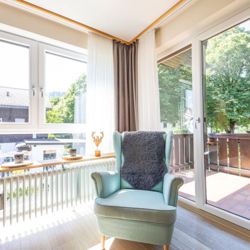 Sessel mit Balkonzugang in Ferienwohnung in Garmisch-Partenkirchen