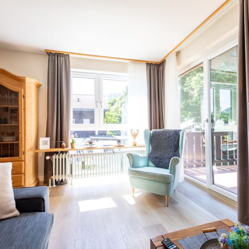 Sessel mit Balkonzugang in Ferienwohnung in Garmisch-Partenkirchen