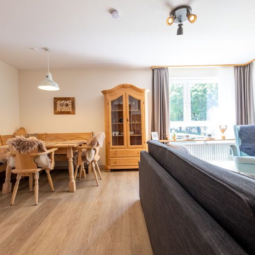 Wohnzimmer mit Essbereich in Ferienwohnung in Garmisch-Partenkirchen