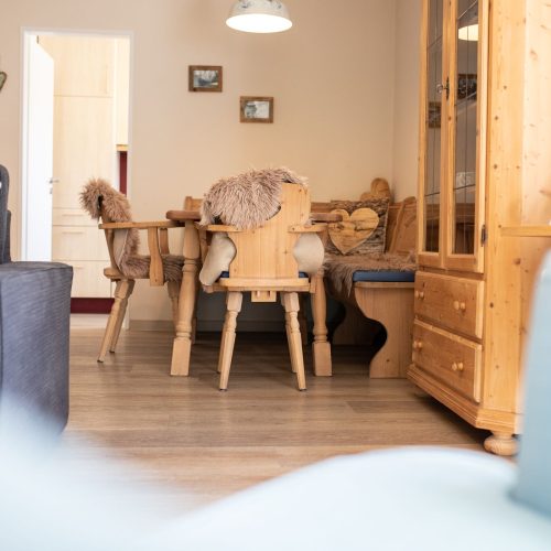 Esszimmer mit Stühlen in Ferienwohnung in Garmisch-Partenkirchen