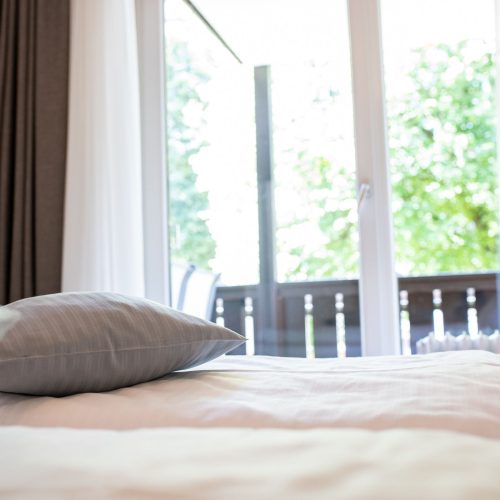 Doppelbett mit Balkon in Ferienwohnung in Garmisch-Partenkirchen