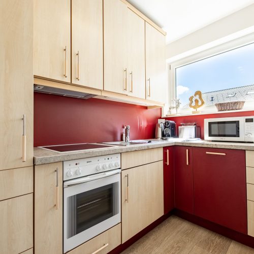 Küche mit Mikrowelle in Ferienwohnung in Garmisch-Partenkirchen