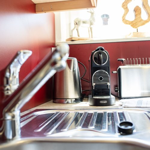 Spülbecken mit Kaffeemaschine in Ferienwohnung in Garmisch-Partenkirchen