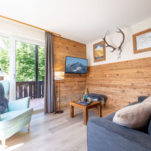 Sofa mit kleinem Tisch in Ferienwohnung in Garmisch-Partenkirchen