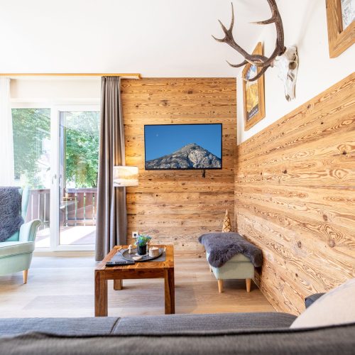 Sofa und Fernseher in Ferienwohnung in Garmisch-Partenkirchen