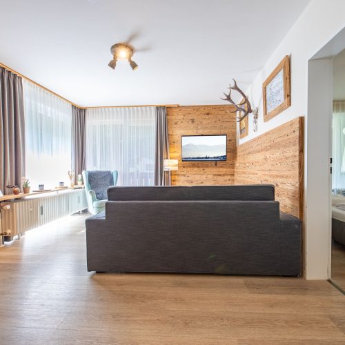 Sofa und Fernseher in Ferienwohnung in Garmisch-Partenkirchen