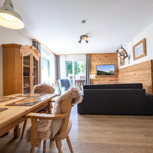 Stühle mit Fell in Ferienwohnung in Garmisch-Partenkirchen